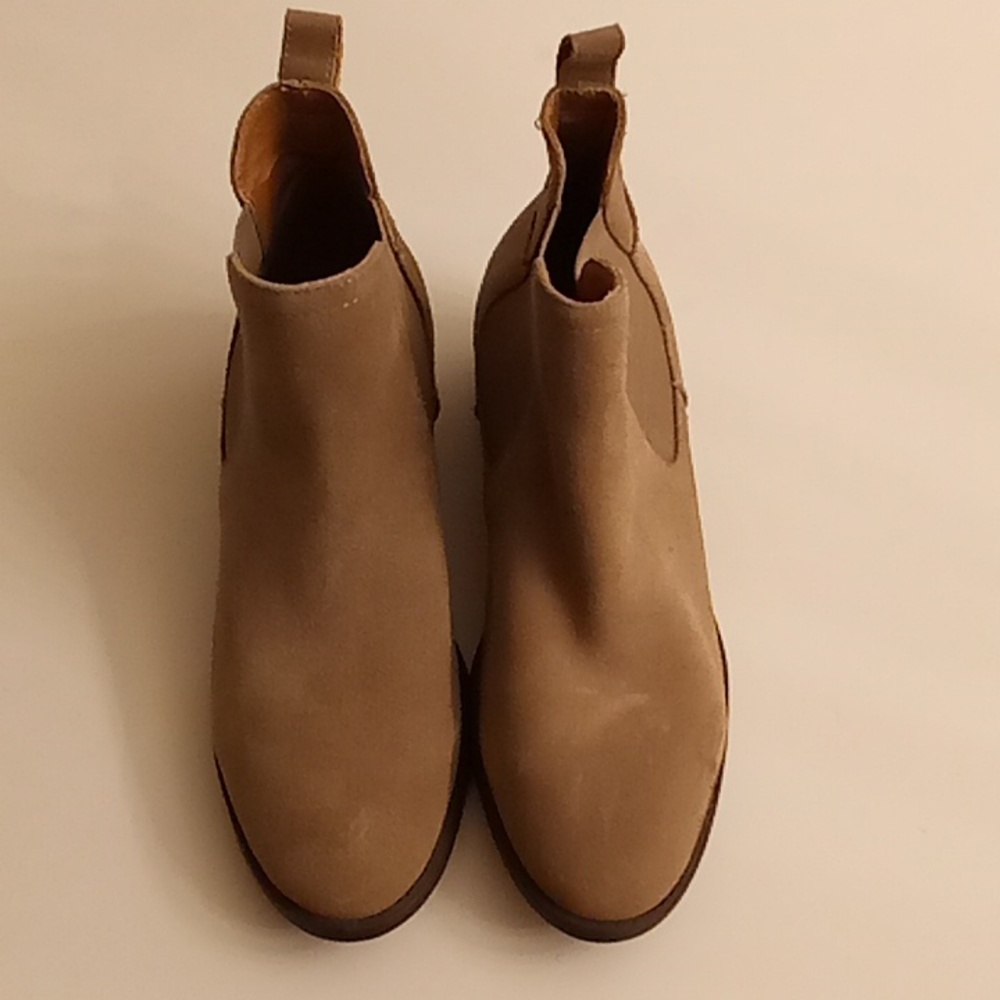 STEVE MADDEN Party Festival Office Size 6.5 Tan Color??